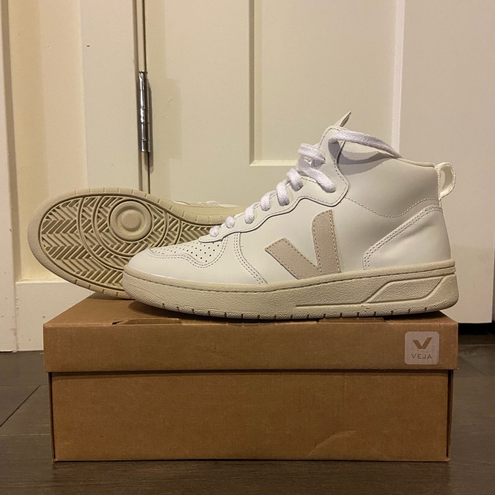 Brand New Veja High V-15